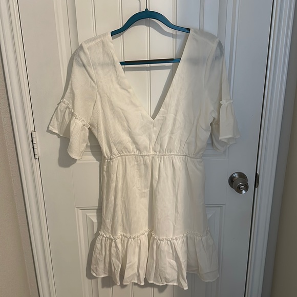 Dresses & Skirts - Lulus white open back dress